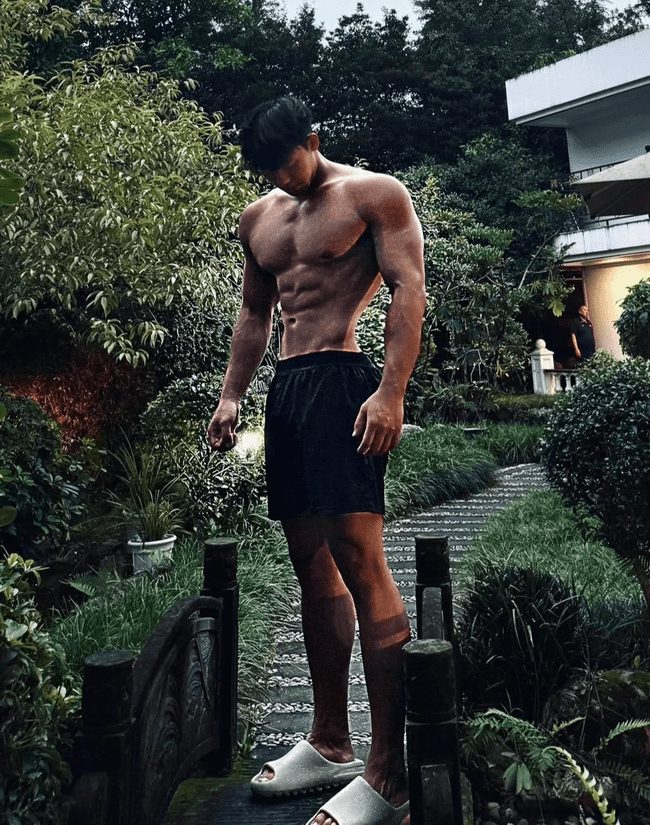  沙滩上的人间尤物，20 岁体育生 ALi 的身材太硬了！