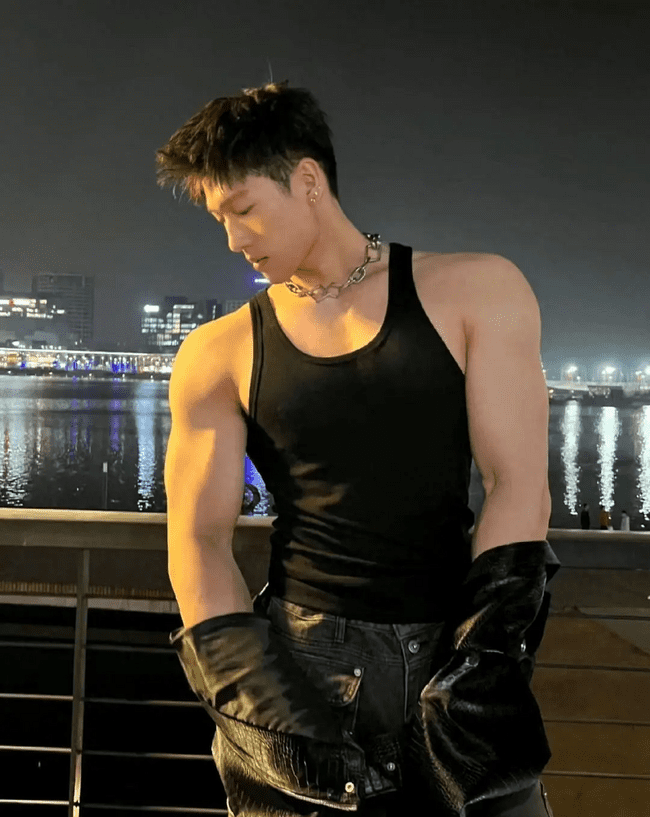 190cm 高挑身材 X 张力男模，人鱼线让人血脉偾张 