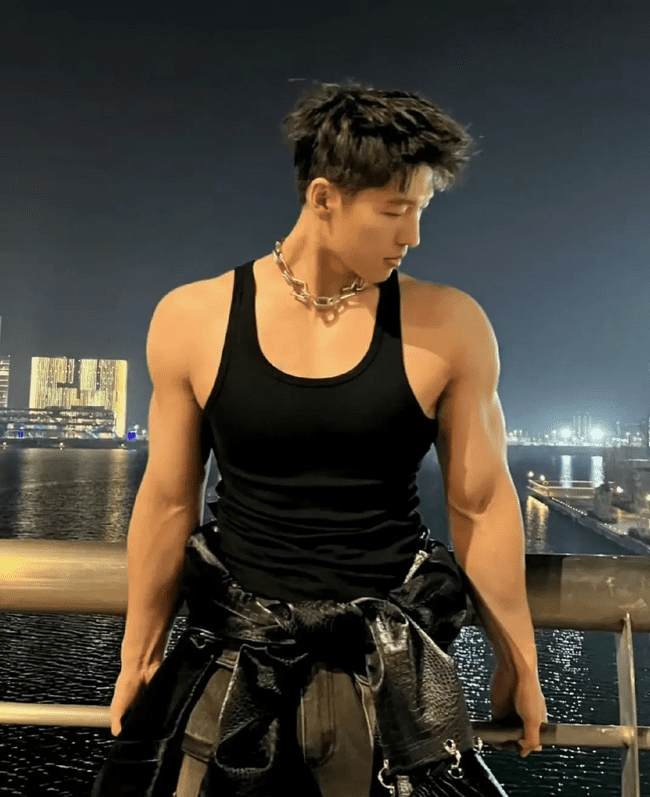 190cm 高挑身材 X 张力男模，人鱼线让人血脉偾张 