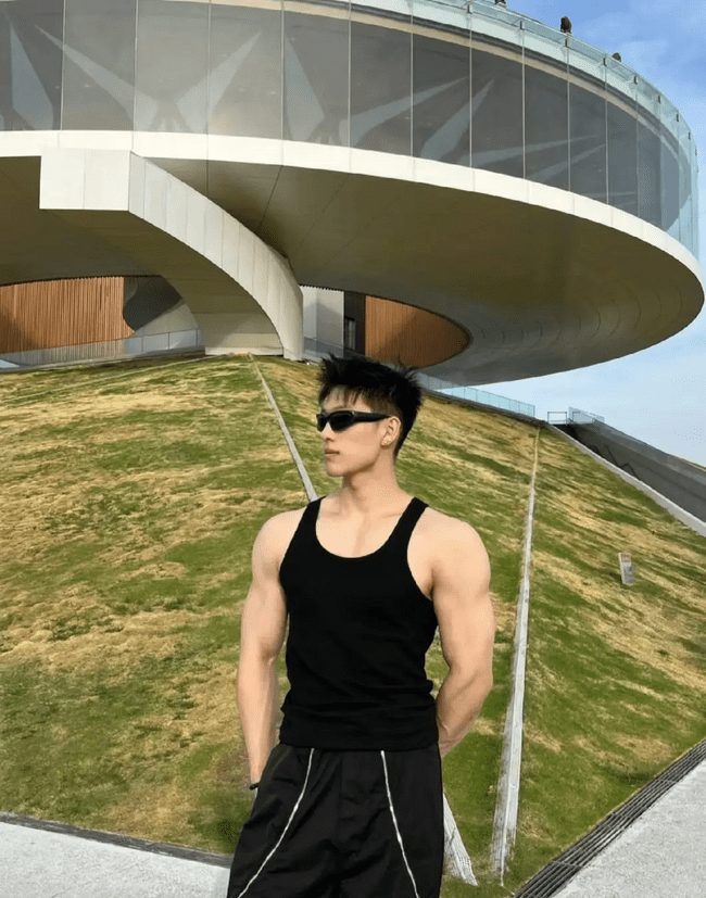 190cm 高挑身材 X 张力男模，人鱼线让人血脉偾张 