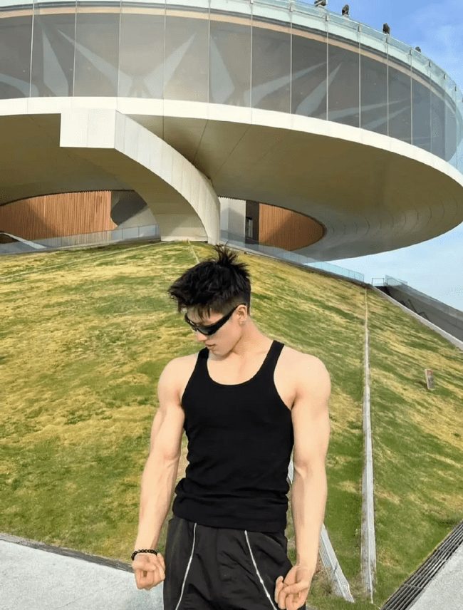 190cm 高挑身材 X 张力男模，人鱼线让人血脉偾张 