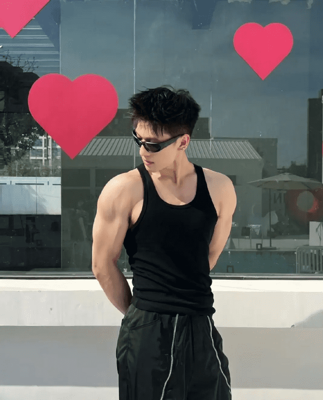 190cm 高挑身材 X 张力男模，人鱼线让人血脉偾张 