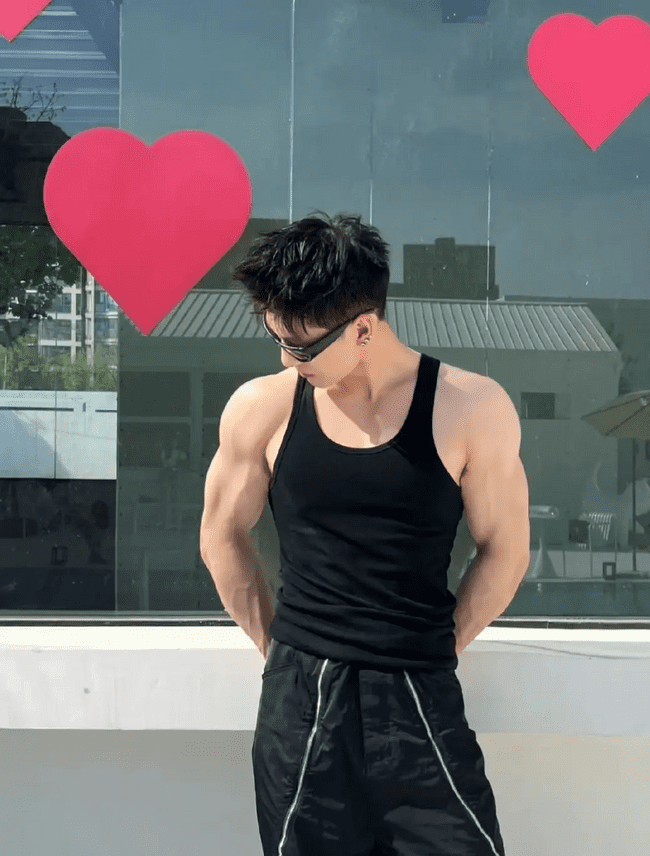 190cm 高挑身材 X 张力男模，人鱼线让人血脉偾张 