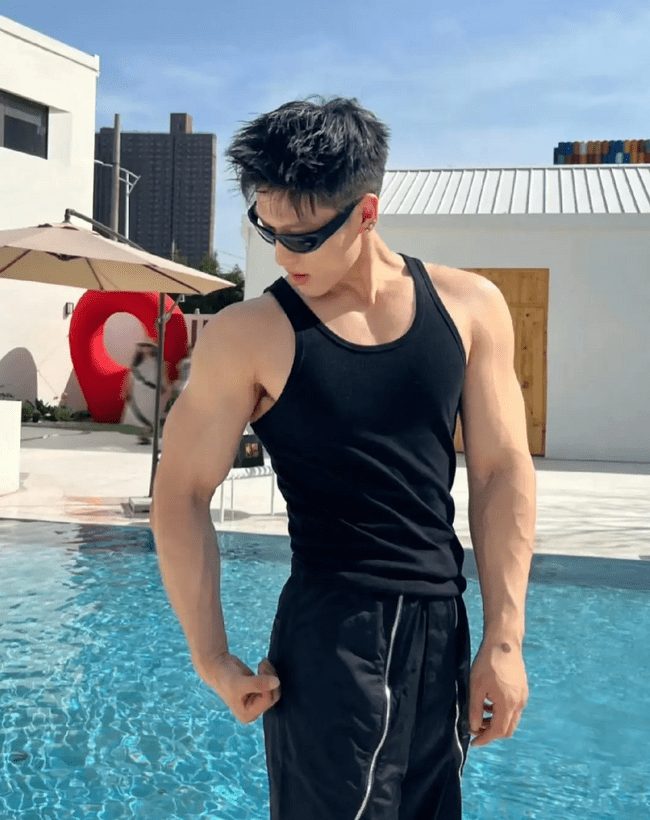190cm 高挑身材 X 张力男模，人鱼线让人血脉偾张 