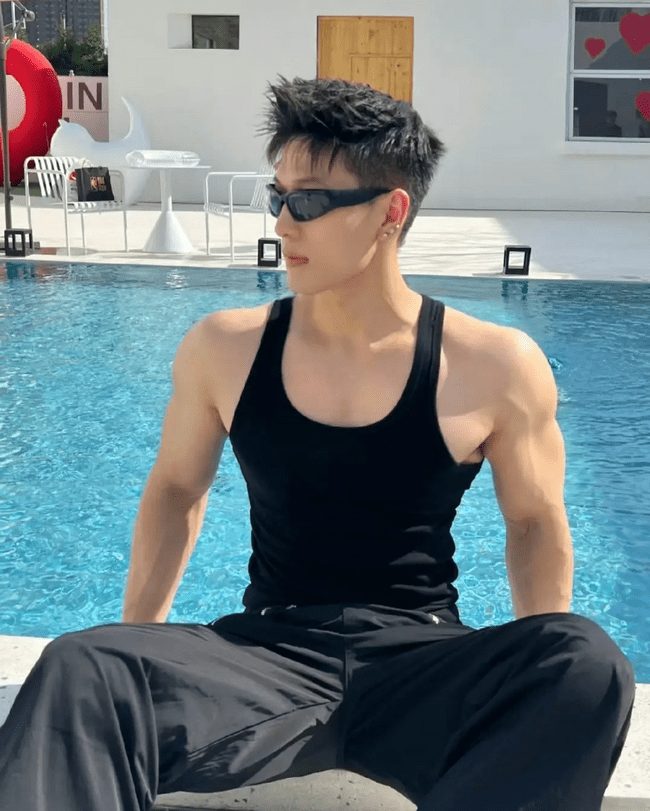 190cm 高挑身材 X 张力男模，人鱼线让人血脉偾张 