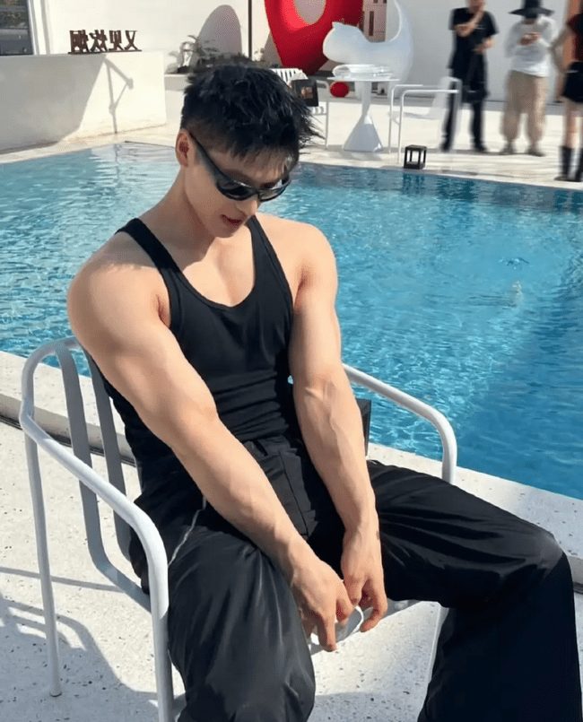 190cm 高挑身材 X 张力男模，人鱼线让人血脉偾张 