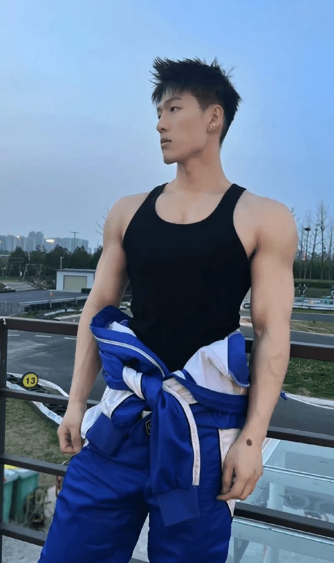 190cm 高挑身材 X 张力男模，人鱼线让人血脉偾张 