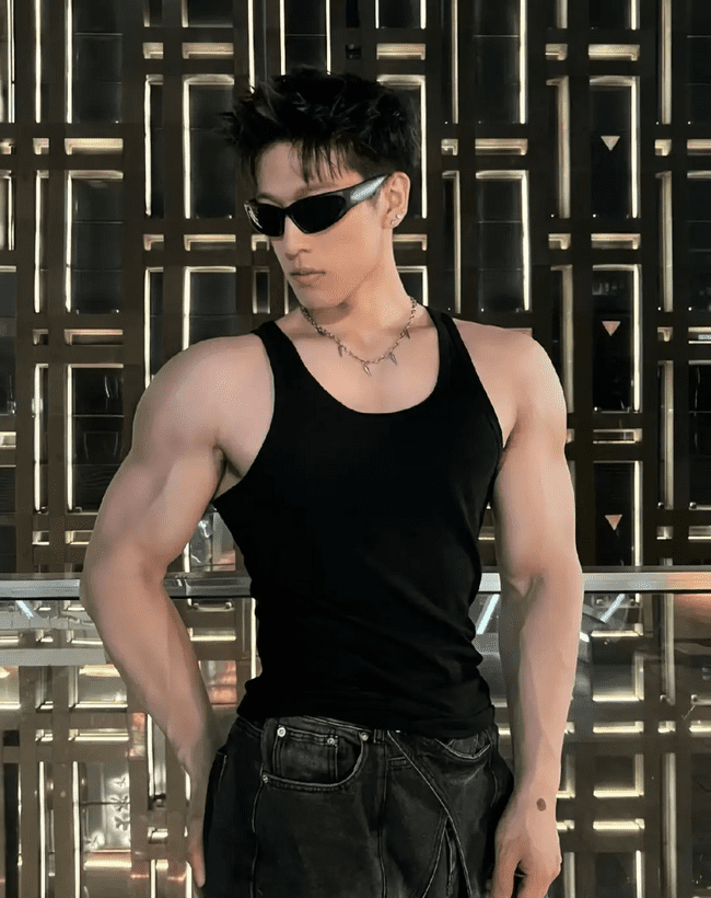 190cm 高挑身材 X 张力男模，人鱼线让人血脉偾张 