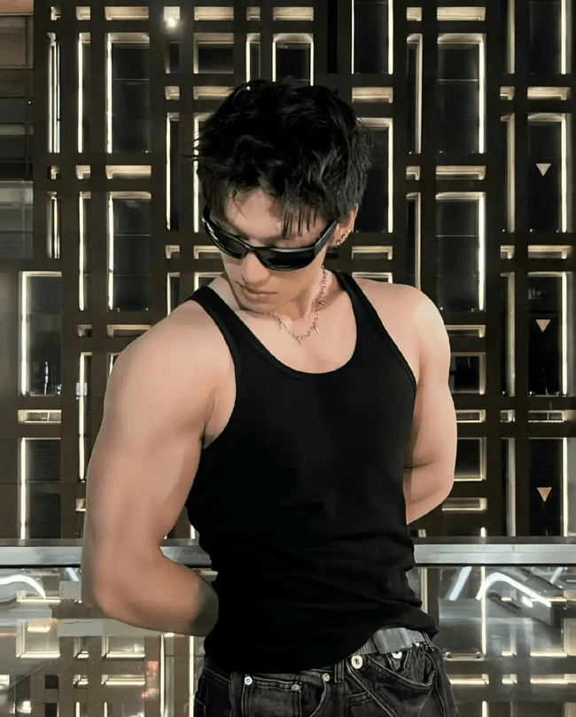 190cm 高挑身材 X 张力男模，人鱼线让人血脉偾张 
