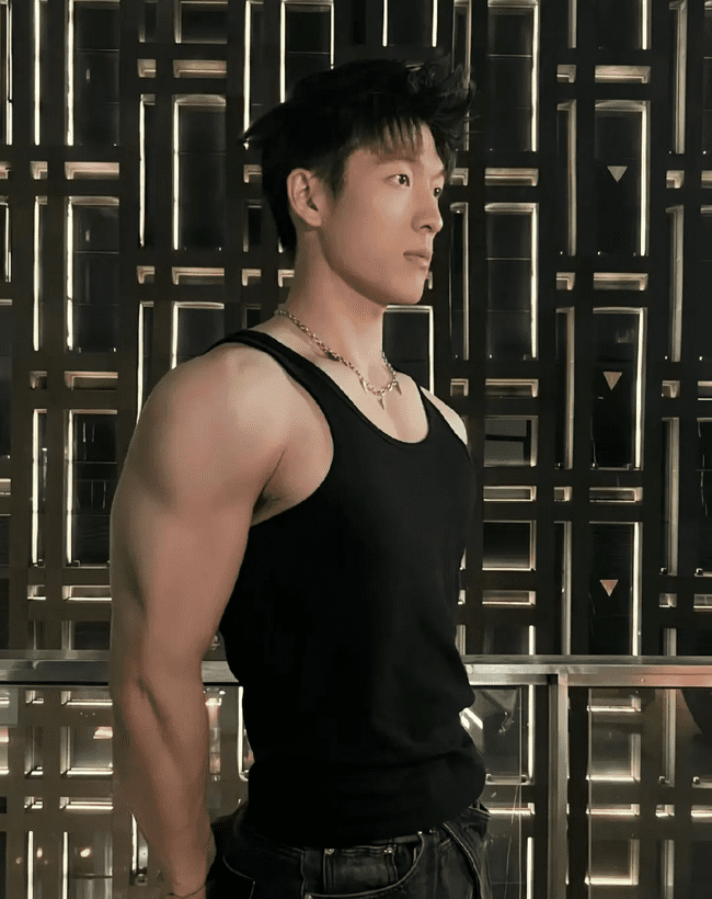 190cm 高挑身材 X 张力男模，人鱼线让人血脉偾张 