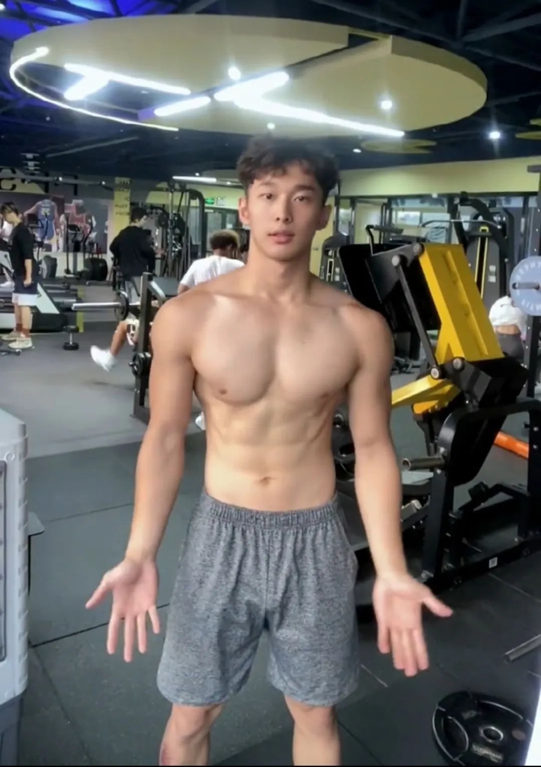 武汉肌肉男大被女记者采访，本人直播回应哭得令人心疼！