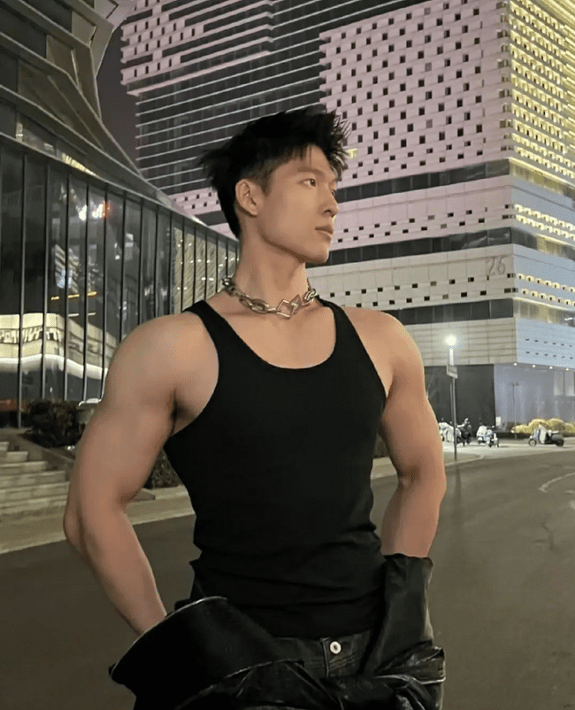 190cm 高挑身材 X 张力男模，人鱼线让人血脉偾张 