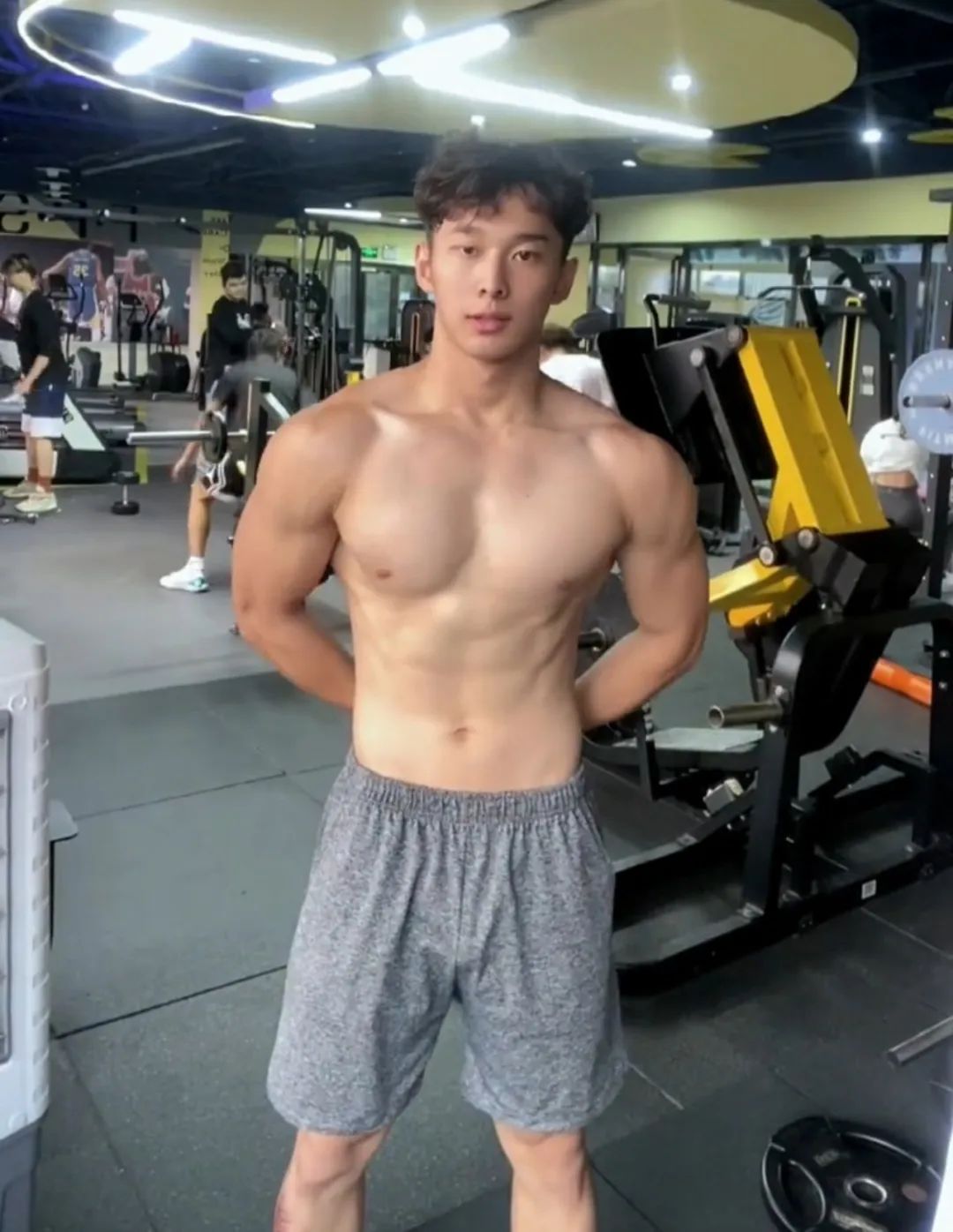 武汉肌肉男大被女记者采访，本人直播回应哭得令人心疼！