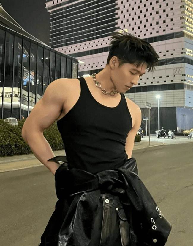 190cm 高挑身材 X 张力男模，人鱼线让人血脉偾张 