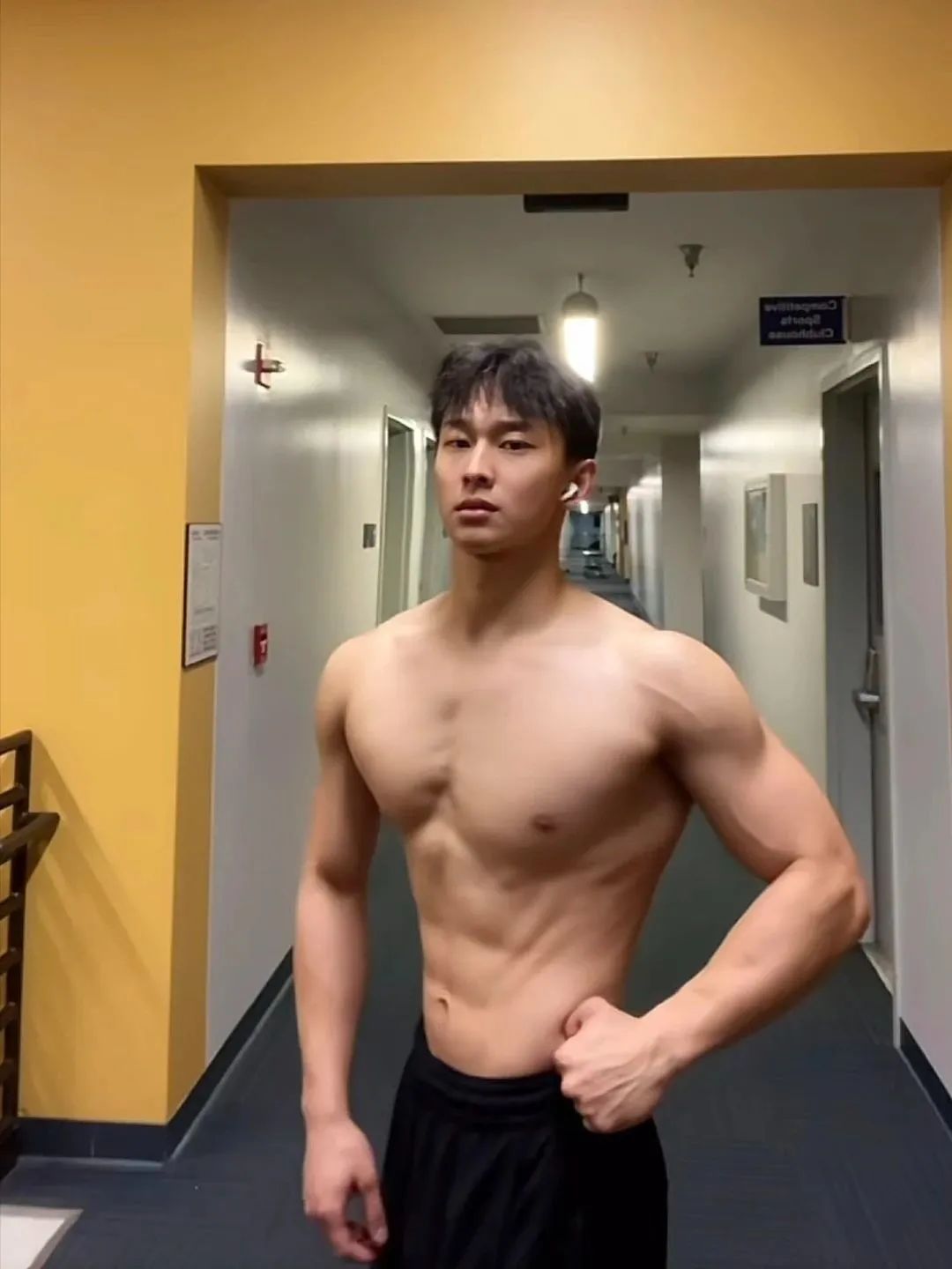 武汉肌肉男大被女记者采访，本人直播回应哭得令人心疼！