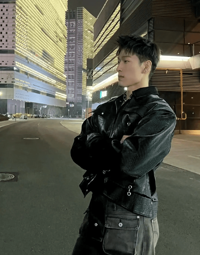 190cm 高挑身材 X 张力男模，人鱼线让人血脉偾张 