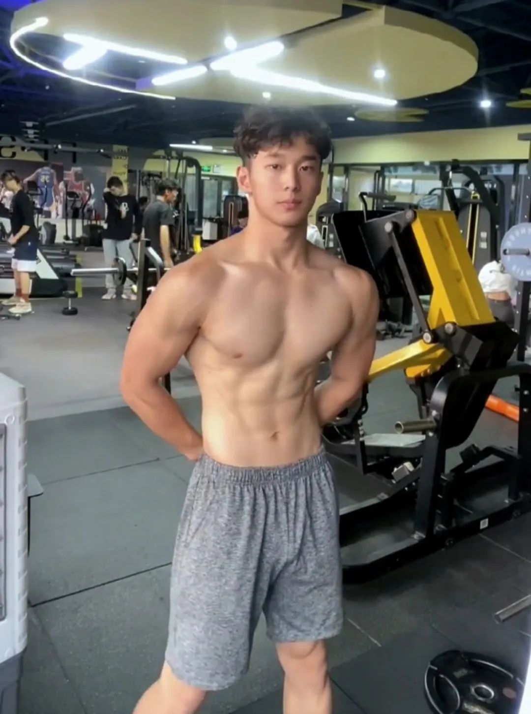 武汉肌肉男大被女记者采访，本人直播回应哭得令人心疼！