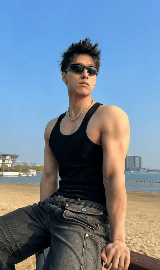 190cm 高挑身材 X 张力男模，人鱼线让人血脉偾张 