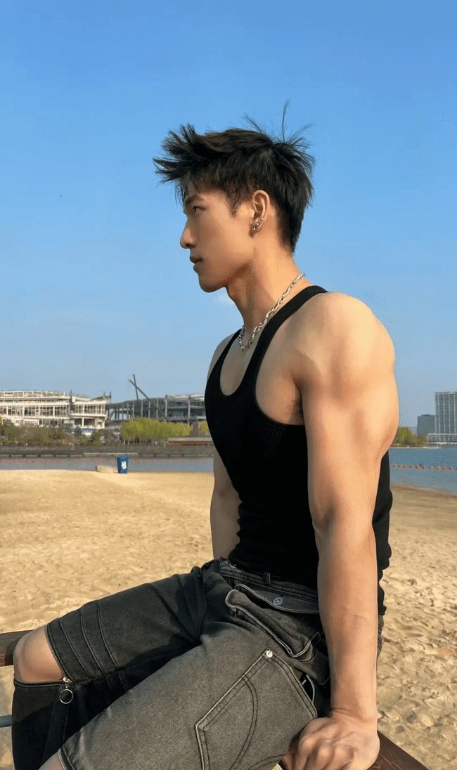 190cm 高挑身材 X 张力男模，人鱼线让人血脉偾张 