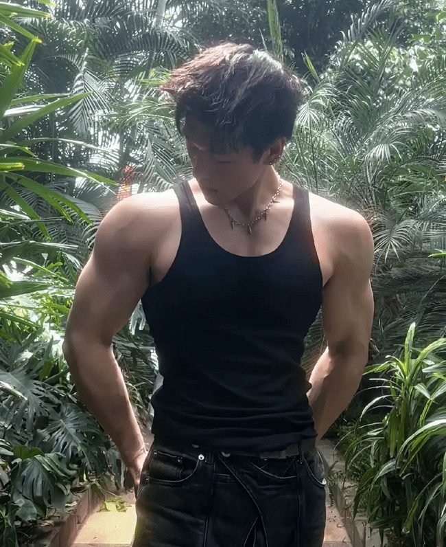 190cm 高挑身材 X 张力男模，人鱼线让人血脉偾张 