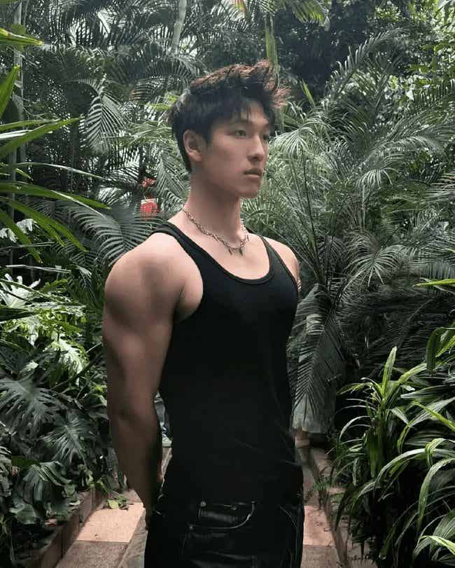 190cm 高挑身材 X 张力男模，人鱼线让人血脉偾张