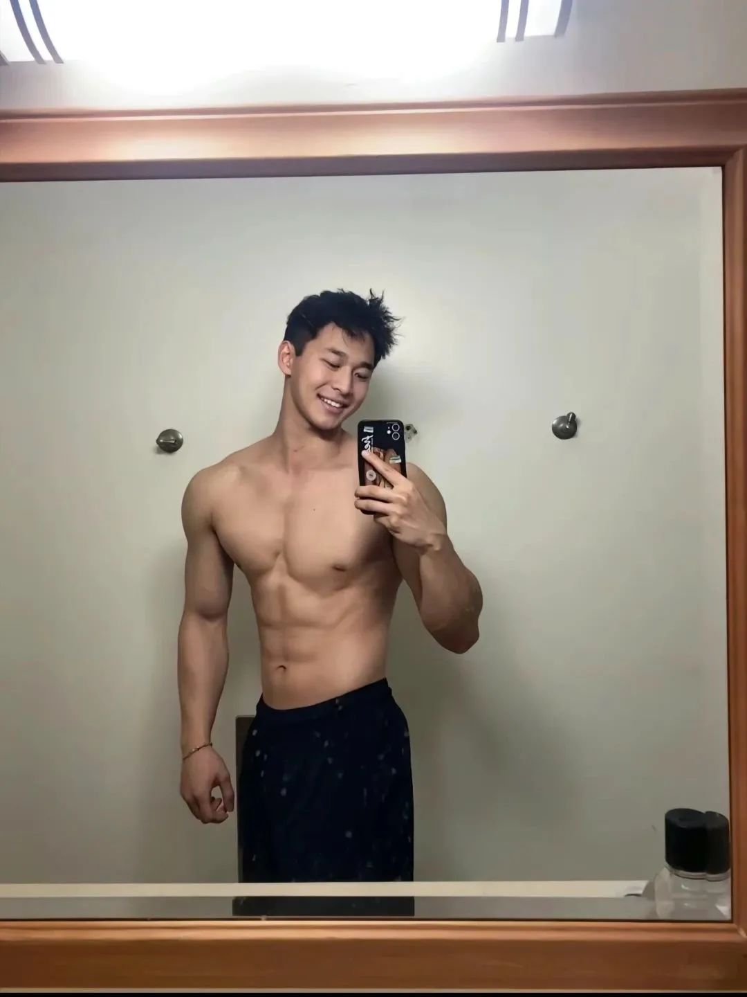 武汉肌肉男大被女记者采访，本人直播回应哭得令人心疼！