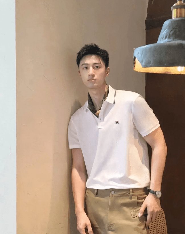  天生衣架子帅小哥，锁骨间的魅惑颜值吊打网红 