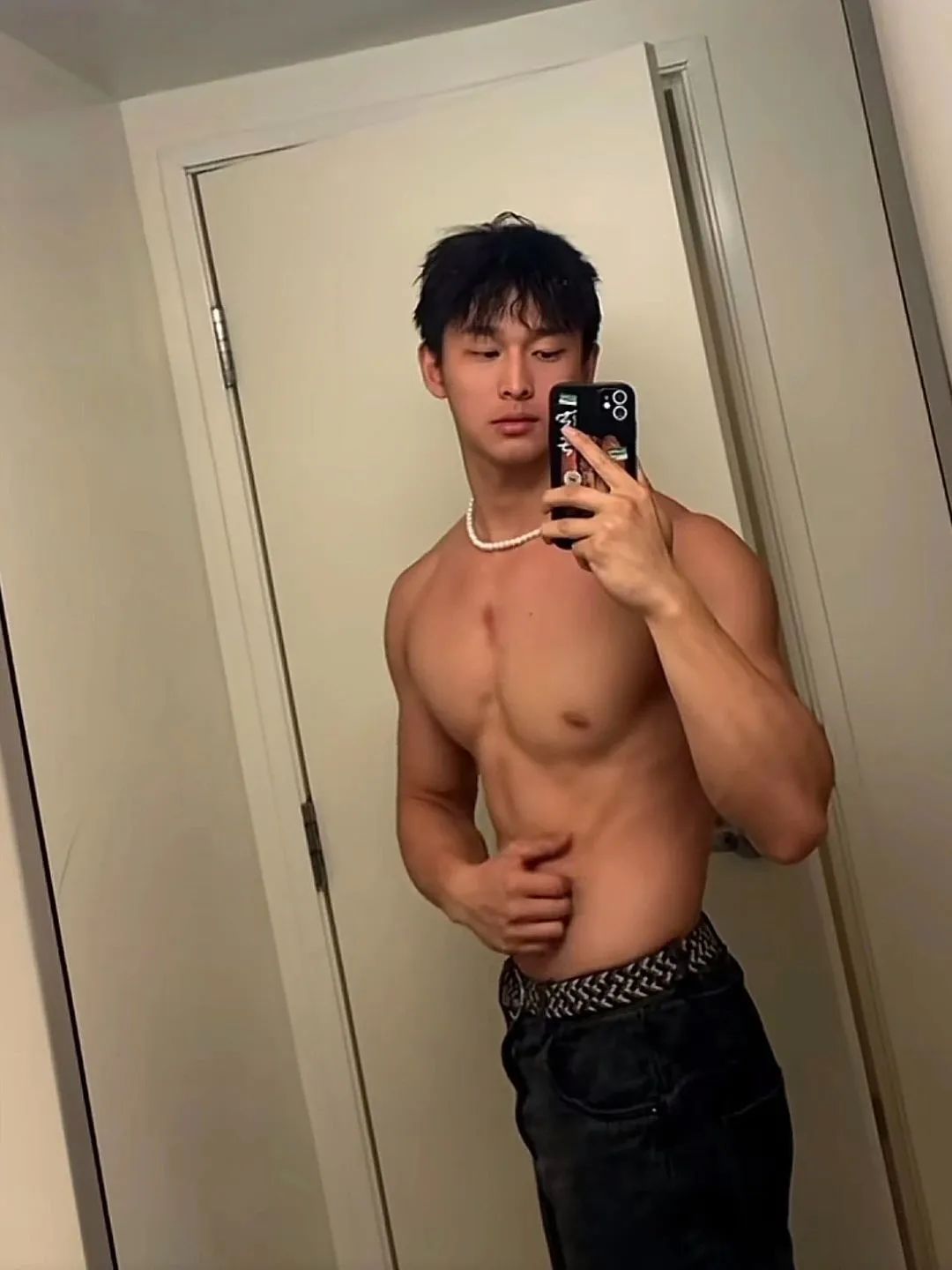 武汉肌肉男大被女记者采访，本人直播回应哭得令人心疼！