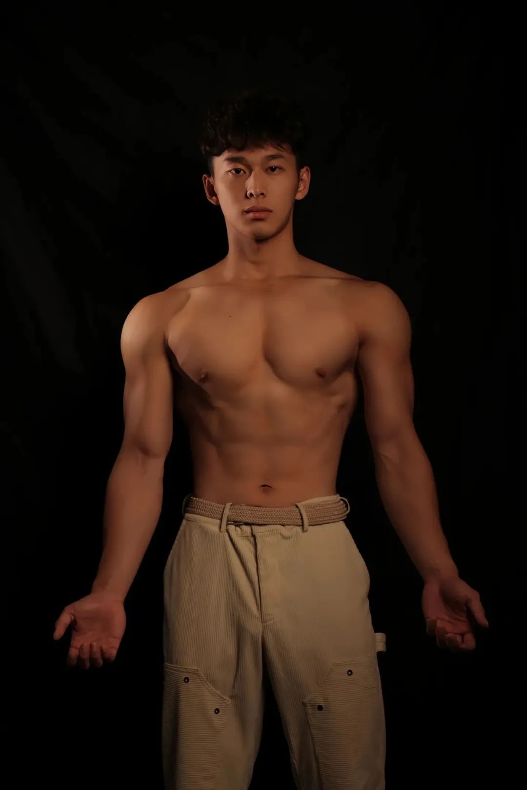 武汉肌肉男大被女记者采访，本人直播回应哭得令人心疼！