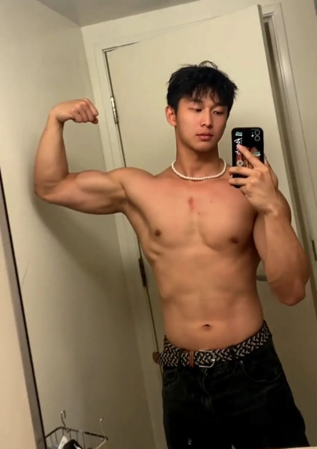 武汉肌肉男大被女记者采访，本人直播回应哭得令人心疼！