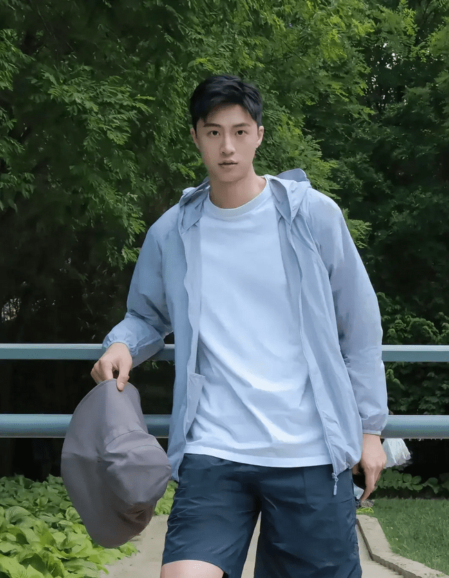  天生衣架子帅小哥，锁骨间的魅惑颜值吊打网红 