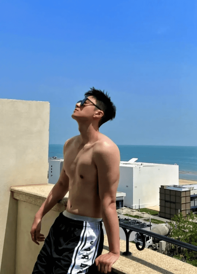  天生衣架子帅小哥，锁骨间的魅惑颜值吊打网红 