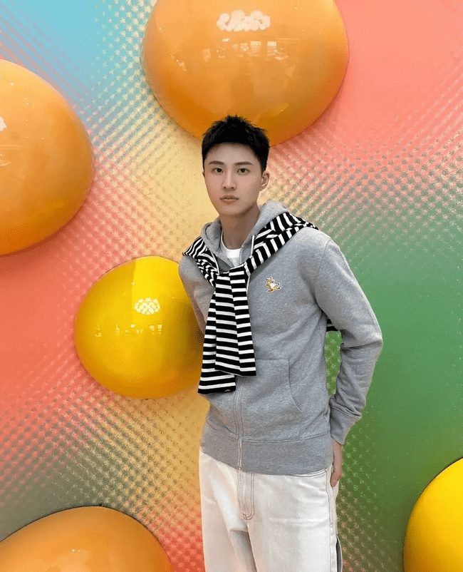  天生衣架子帅小哥，锁骨间的魅惑颜值吊打网红 