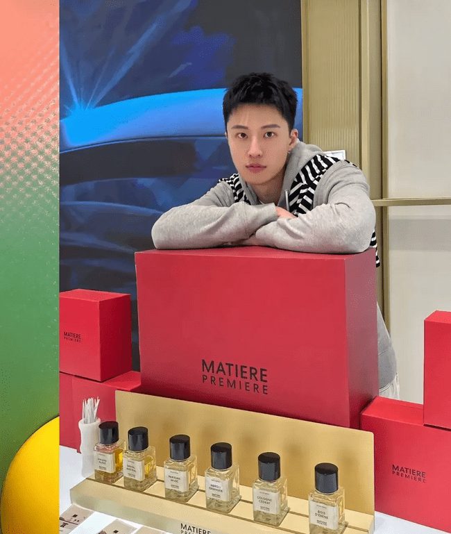  天生衣架子帅小哥，锁骨间的魅惑颜值吊打网红 