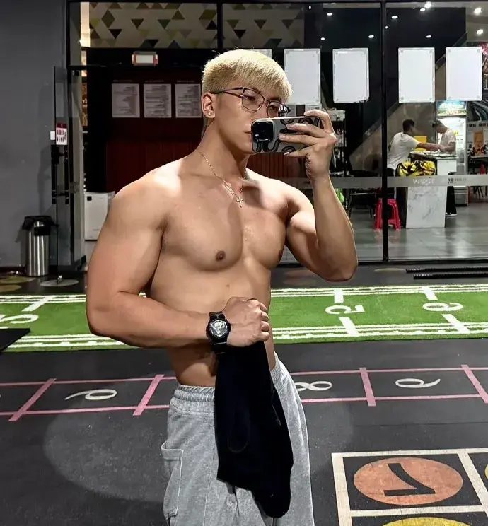  眼镜肌肉斯文野兽，182cm 健身小哥双开门大胸肌 