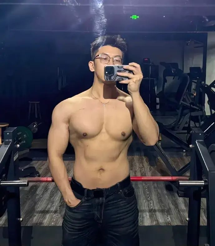  眼镜肌肉斯文野兽，182cm 健身小哥双开门大胸肌 