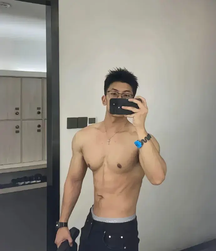  眼镜肌肉斯文野兽，182cm 健身小哥双开门大胸肌 