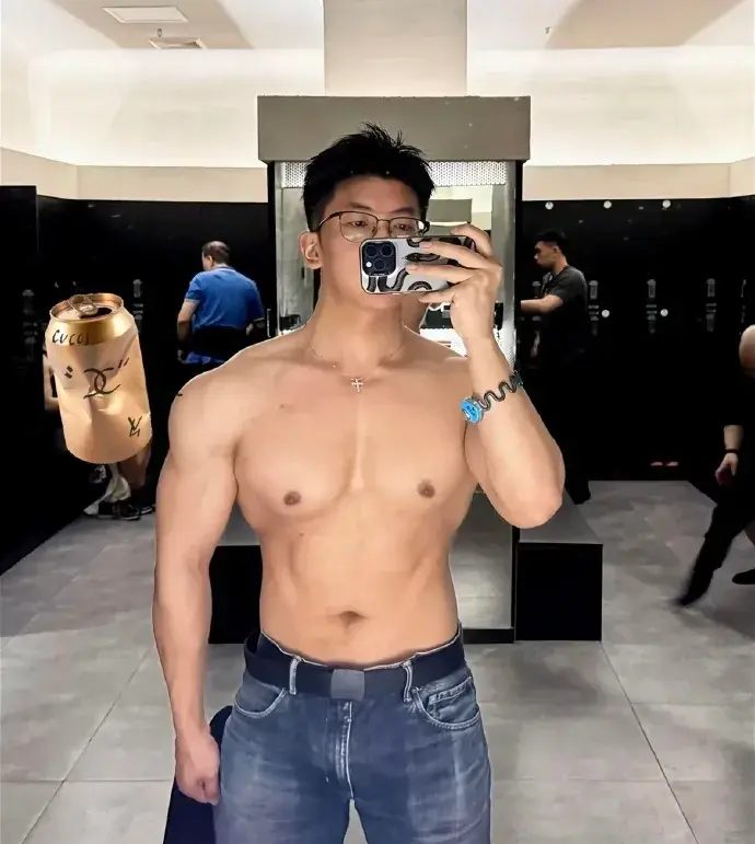  眼镜肌肉斯文野兽，182cm 健身小哥双开门大胸肌 