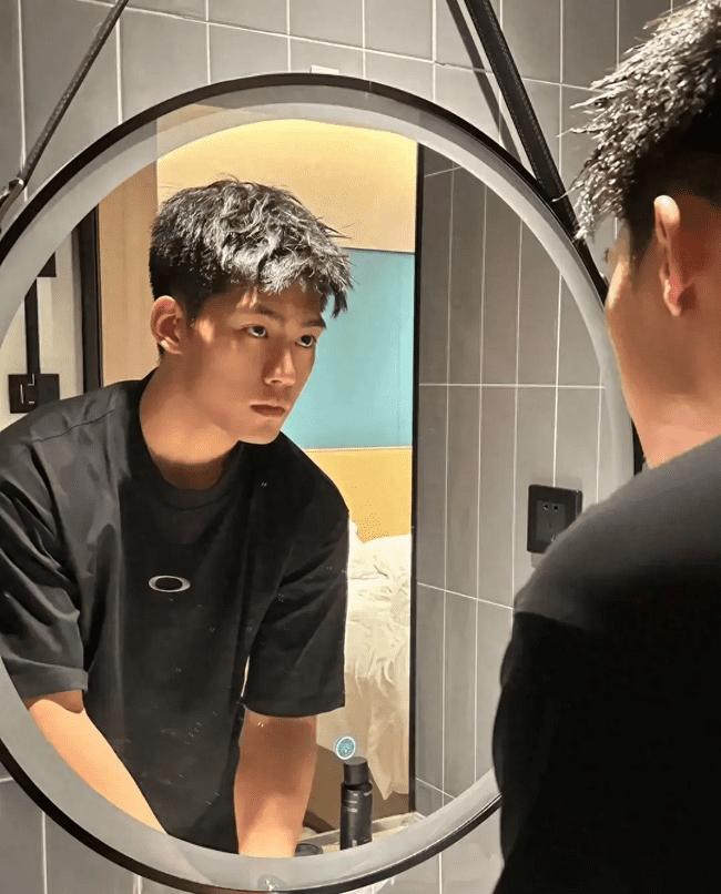 185cm 优质男大，18 岁少年郎的放纵时光 
