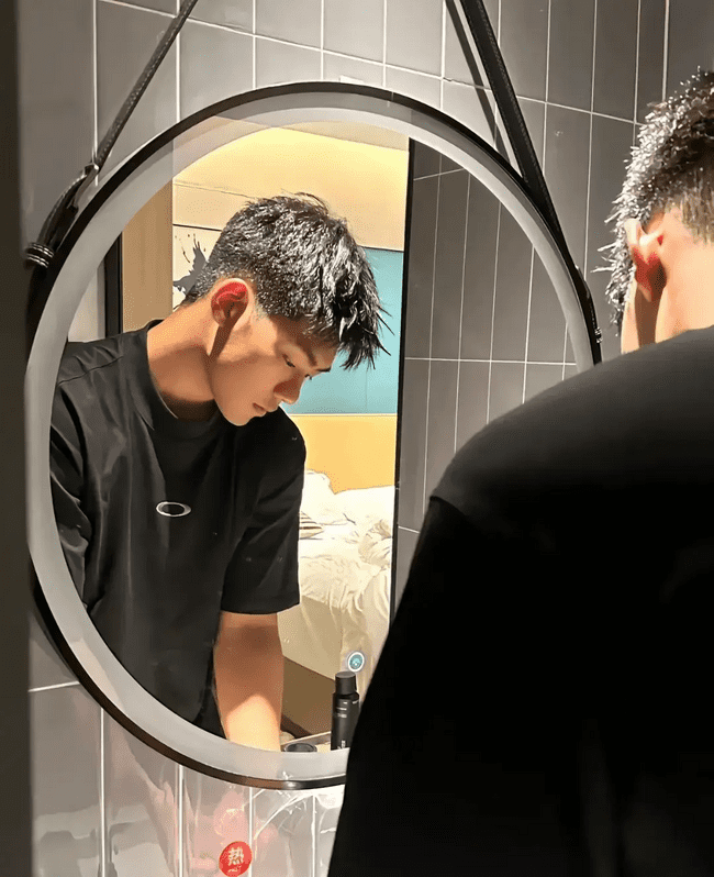 185cm 优质男大，18 岁少年郎的放纵时光 
