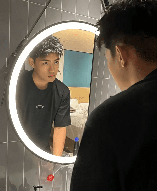 185cm 优质男大，18 岁少年郎的放纵时光 