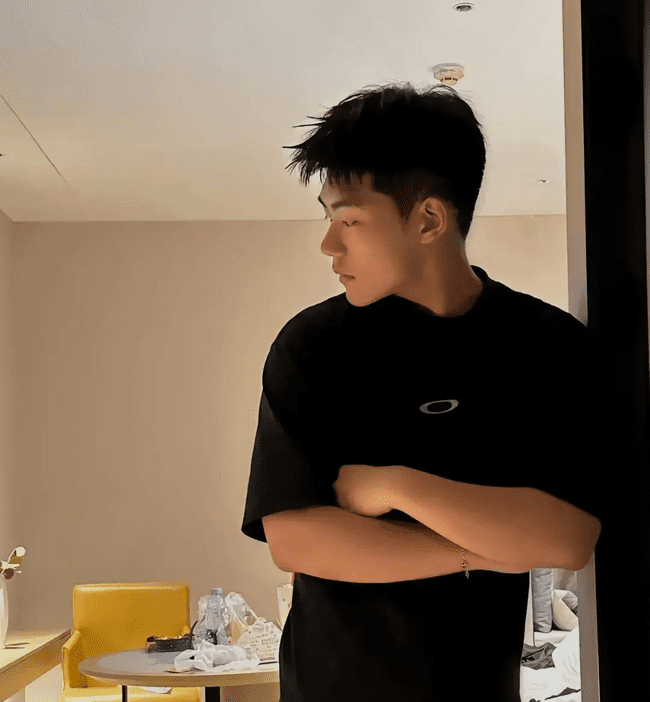 185cm 优质男大，18 岁少年郎的放纵时光 