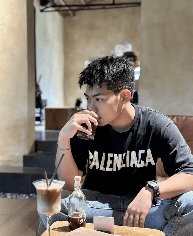185cm 优质男大，18 岁少年郎的放纵时光 