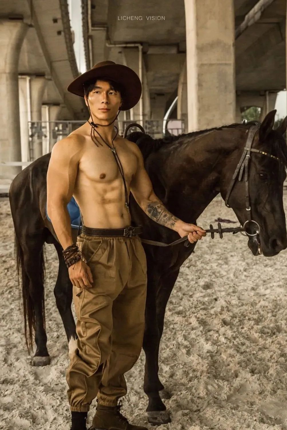 182cm 山东肌肉壮汉骑马牛仔大片 