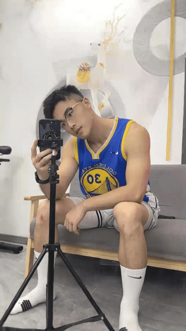  直率调教：山东黑袜小哥的鞭子你 Hold 住吗？
