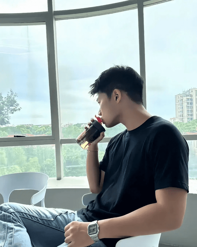 185cm 优质男大，18 岁少年郎的放纵时光 