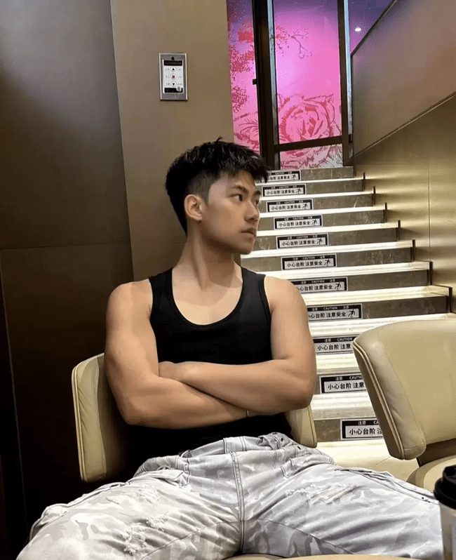 185cm 优质男大，18 岁少年郎的放纵时光 