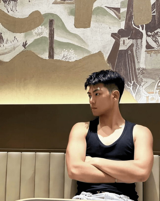 185cm 优质男大，18 岁少年郎的放纵时光 