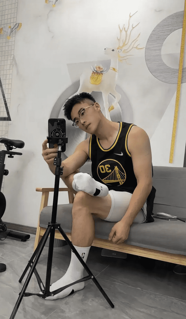  直率调教：山东黑袜小哥的鞭子你 Hold 住吗？