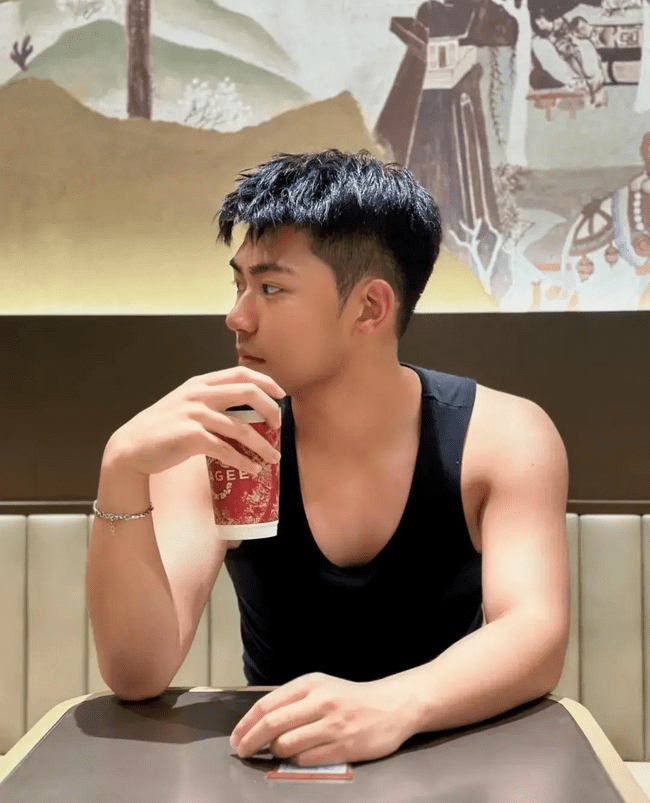 185cm 优质男大，18 岁少年郎的放纵时光 